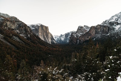 航拍照片冰雪覆盖的山峰
